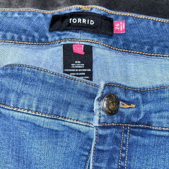 Torrid size 26 Bermuda shorts with embroidered flower - Picture 3 of 4